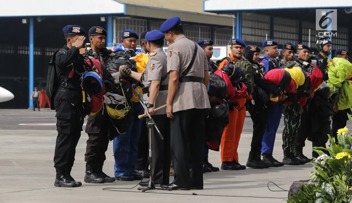 Kapolri Jenderal Pol Tito Karnavian melakukan salam komando dengan prajurit Polairud pada peringatan HUT ke-67 Korps Polisi Air dan Udara di Lapangan Udara Pondok Cabe, Tangerang Selatan, Selasa (5/12). (Liputan6.com/Faizal Fanani)