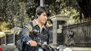 Gaya penampilan Arbani memang sekilas hampir sama dengan Iqbaal Ramadhan pemeran Dilan sebelumnya. Pemilihan Arbani jadi Dilan ini dinilai cocok karena gayanya sebelas dua belas. Netizen penasaran dengan akting Arbani nanti di Ancika 1995. (Liputan6.com/IG/arbaniyasiz)