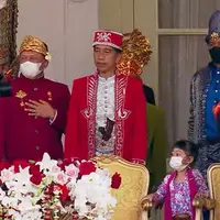 Presiden Jokowi memimpin upacara HUT RI ke-77 dengan pakaian adat Sulawesi Tenggara bernuansa merah putih (Tangkapan layar YouTube Sekretariat Presiden)