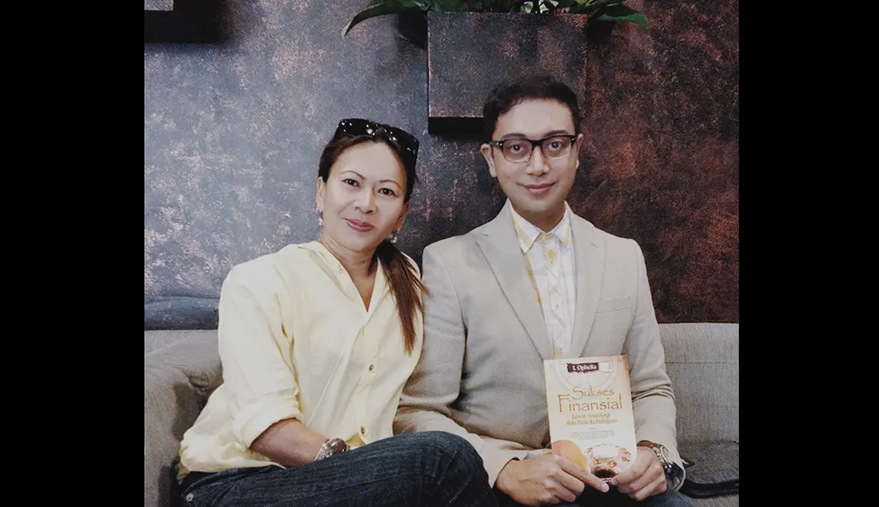 Januari 2014, Astrolog, Intan Ophelia (kiri) mengungkapkan bahwa Jokowi akan memenangkan pilpres. Hal itu disebabkan peredaran bintang Jokowi sama ketika SBY akan menjadi Presiden (Istimewa)