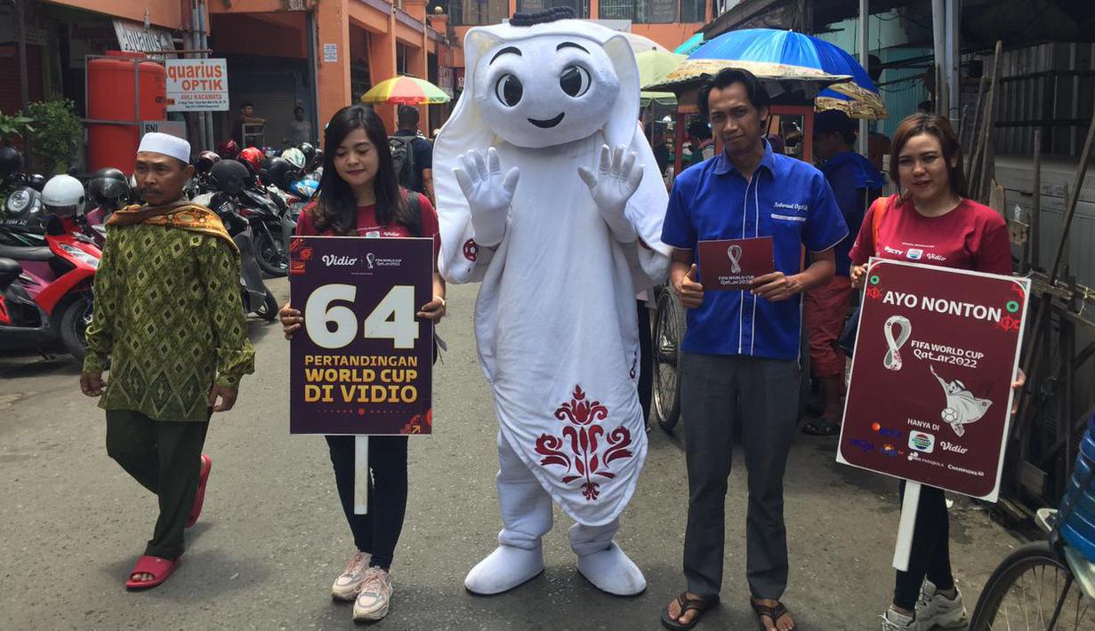 Maskot Piala Dunia 2022 La'eeb saat berfoto bersama warga Banjarmasin. (Dok. SCM)