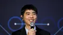 Pemain Go profesional, Lee Sedol saat melakukan konferensi pers tentang pertandingannya melawan AlphaGo di Korea Selatan, (15/3). Go adalah permainan papan strategis antar dua pemain, berasal dari Tiongkok sekitar 2000 SM. (REUTERS/Kim Hong-Ji)