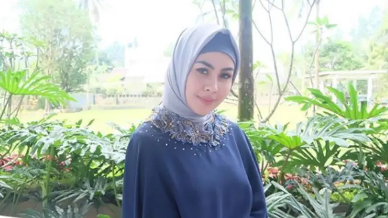 Memilih Memakai Hijab, Ini Makeup Andalan Kartika Putri
