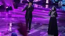 Penampilan Anji dan Fatin Shidqia Lubis dalam malam puncak Puteri Muslimah Asia 2018 di Jakarta, Senin (7/5). Puteri Muslimah Asia 2018 diikuti berbagai negara di Asia. (Liputan6.com/Faizal Fanani)