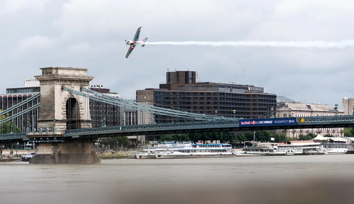Pilot asal Jepang, Yoshihide Muroya beratraksi mengeluarkan pada pesawatnya saat mengikuti Kejuaraan Dunia Red Bull Air Race 2016 di atas Sungai Danube, Budapest, Hongaria (17/7). (Aron Suveg/Red Bull Content Pool)