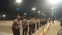 Sterilisasi lokasi ledakan di arena nobar debat capres di Parkir Timur Senayan (dok. Merdeka.com/Ronald)