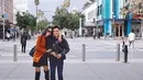 Berpose dengan suaminya di sebuah jalanan, Paula tampak menggunakan busana hitam yang ditambah dengan outer berwarna oranye. Sekarang akun Youtube Paula dan Baim telah memiliki lebih dari 7,4 juta subscriber. (Liputan6.com/IG/@paula_verhoeven)