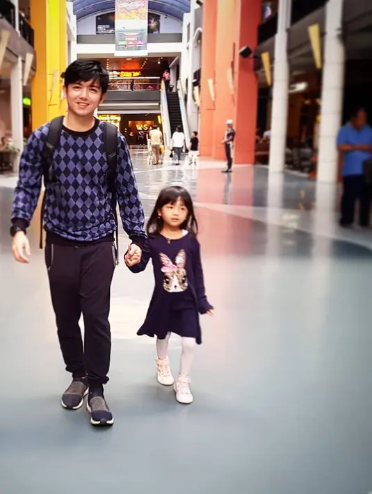 Proses sidang cerai pasangan ini masih berlangsung. Sebalumnya, keduanya mengaku telah sepakat mengakhiri rumah tangganya. Meski tengah proses cerai Nicky mengaku tak menganggu aktivitasnya. (Instagram/nickytirta)