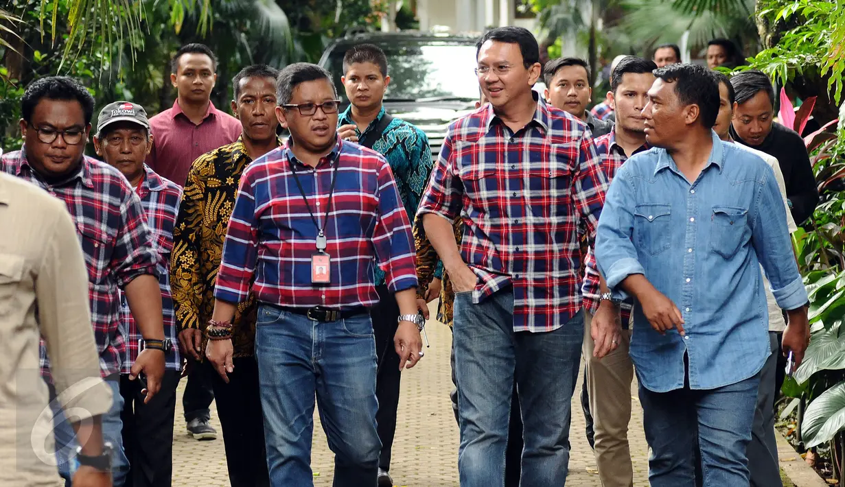 Cagub Petahana, Basuki Tjahaja Purnama (Ahok-kedua kanan) berbincang dengan Hasto Kristiyanto saat meninggalkan kediaman Ketua Umum PDI-P. Megawati Soekarnoputri di Kebagusan, Jakarta, Rabu (15/2). (Liputan6.com/Helmi Fithriansyah)