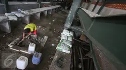 Pekerja melakukan pemasangan keramik di TPS Blok VI Pasar Senen Blok VI sisi Jalan Bungur, Jakarta, Selasa (27/12). Pelaksana pekerjaan menargetkan TPS Pasar Senen Blok VI ditarget selesai pada Januari 2017 mendatang. (Liputan6.com/Immanuel Antonius)