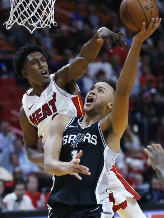 Pemain San Antonio Spurs, Kyle Anderson (kanan) berusaha memasukan bola saat diadang pemain Miami Heat, Josh Richardson pada laga NBA basketball game di Miami, (25/10/2017). Spurs kalahkan Heat 117-100.  (AP/Wilfredo Lee)