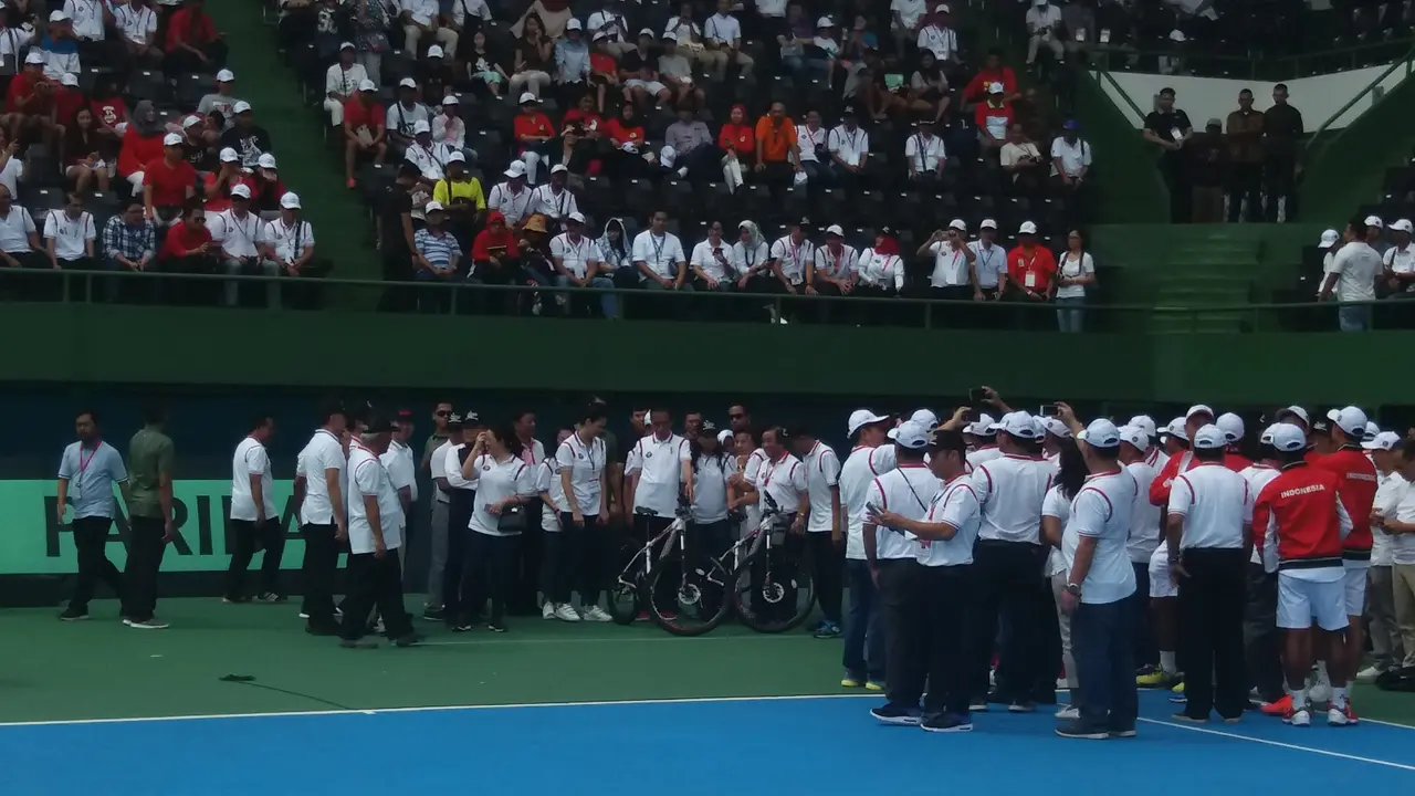 Jokowi Beri Hadiah Sepeda Pada 2 Petenis Legendaris