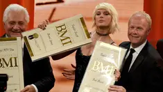 Penyanyi Taylor Swift (tengah) saat mendapatkan dua penghargaan di BMI Pop Awards ke 64, Beverly Hills , California, AS, (10/5). Taylor Swift mendapatkan dua penghargaan yaitu Taylor Swift Award dan Pop Songwriter of the Year. (Frazer Harrison/AFP)