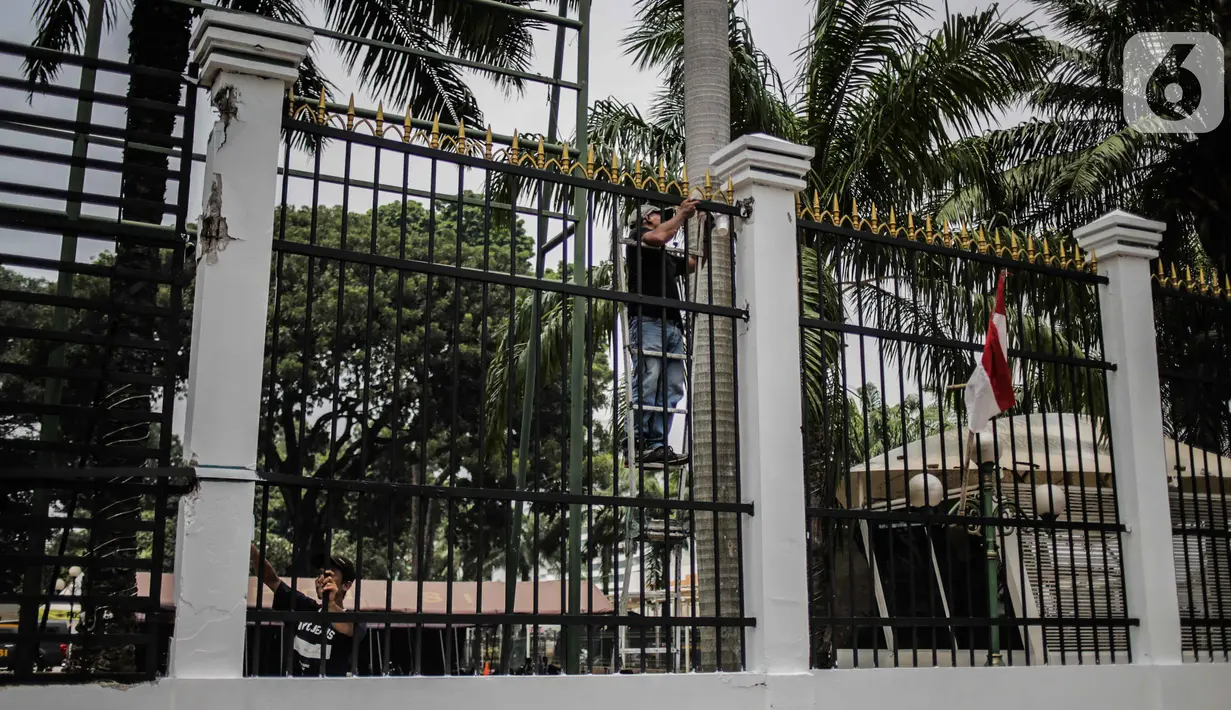 Pekerja melakukan pengecatan pagar di kompleks Parlemen Gedung DPR/MPR, Senayan, Jakarta., Rabu (16/10/2019). Jelang pelantikan presiden dan wakil presiden pada 20 Oktober, berbagai persiapan dilakukan Gedung DPR, salah satunya mempercantik pagar di depan pintu masuk. (Liputan6.com/Faizal Fanani)