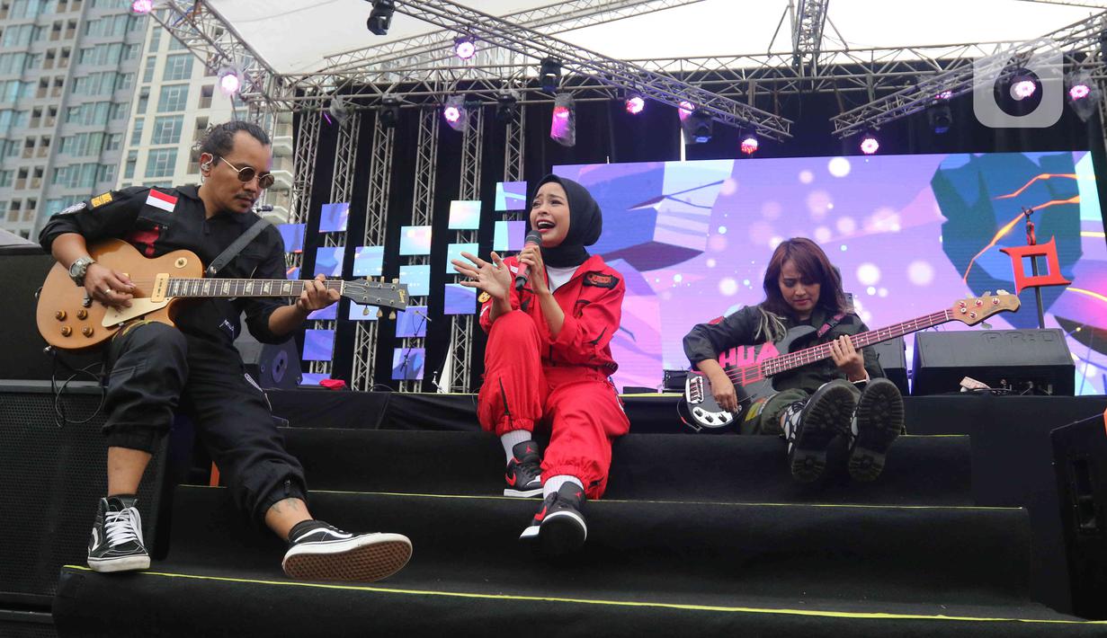 Grup band Kotak tampil pada acara doa bersama dan konser amal Salam Satu Jiwa di Bekasi, Jawa Barat, Minggu (8/1/2023). Konser ini merupakan bentuk dukungan dan solidaritas terhadap korban tragedi Kanjuruhan Malang. (Liputan6.com/Herman Zakharia)