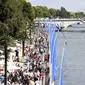 Bantaran Sungai Seine disulap menjadi pantai buatan lengkap dengan pasir dan bangku santai, Perancis, Rabu (22/7/2015).  Tahun ini adalah edisi ke-14 dari Paris Plages, acara budaya dan wisata utama di Paris selama musim panas. (AFP Photo/Miguel Medina)