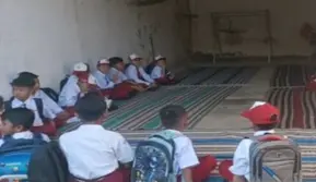 Para siswa SDN 2 Tamberu Pamekasan Jatim belajar di rumah warga karena bangunan sekolah mereka disegel orang yang mengaku pemilik lahan. (Liputan6.com/ Dok Pemkab Pamekasan)