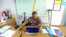 “Kaki terpaksa diamputasi saat kecelakaan di kawasan Ciputat saat masih kuliah tingkat akhir di Jurusan Keguruan SLB UNJ”, tuturnya. Dari kecelakan tersebut ia menganggap takdir dari Tuhan menggariskan profesinya untuk mengajar anak-anak penyandang disabilitas. (merdeka.com/Arie Basuki)