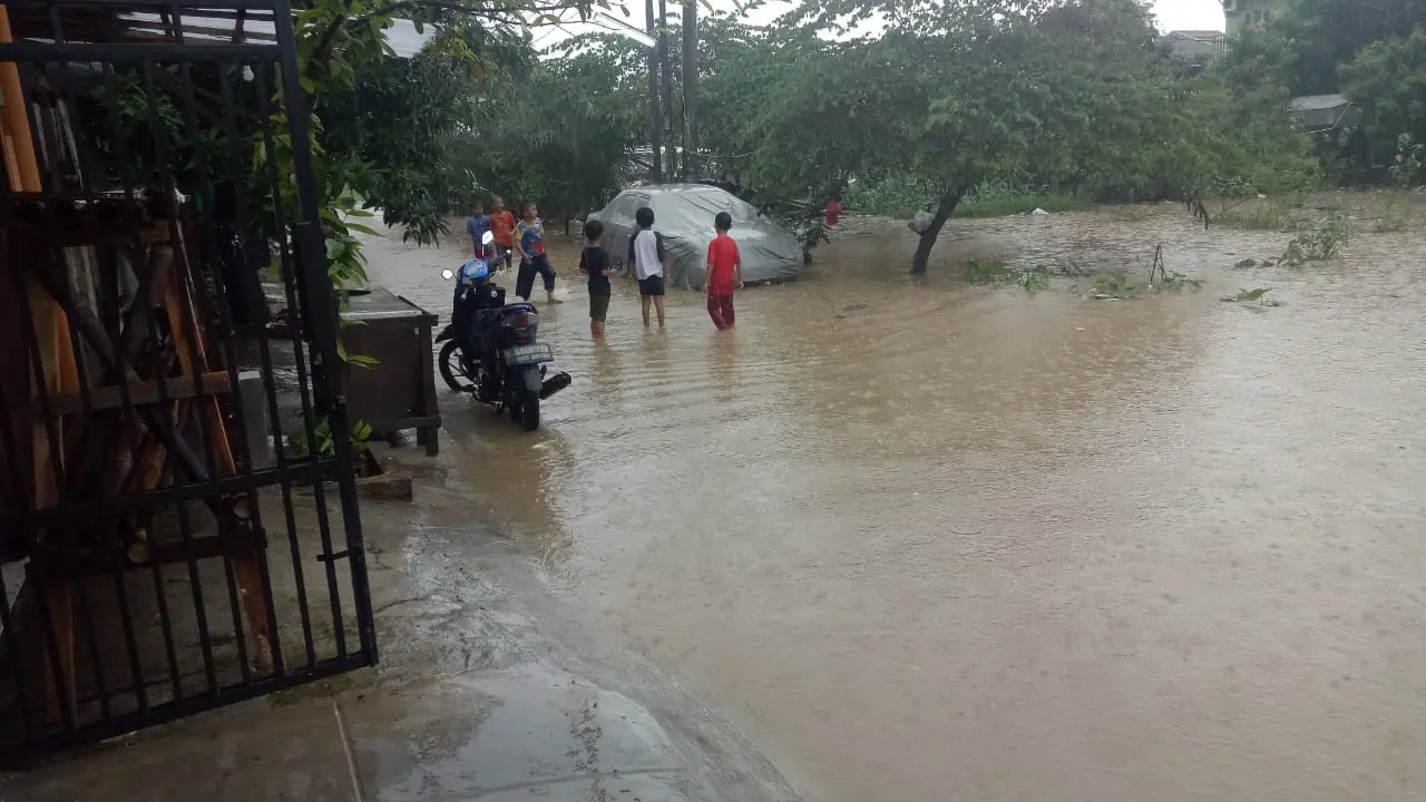 (Banjir di Perumahan Griya Utama Bekasi capai ketinggian selutut orang dewasa. Foto: Liputan6.com/Bam Sinulingga