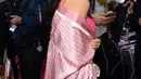 Model seksi Kendall Jenner terlihat di belakang panggung sebelum tampil dalam acara Victoria Secret Fashion Show 2015 di Lexington Armory, New York, Selasa (10/11/2015). (Dimitrios Kambouris/Getty Images untuk Victoria Secret /AFP)
