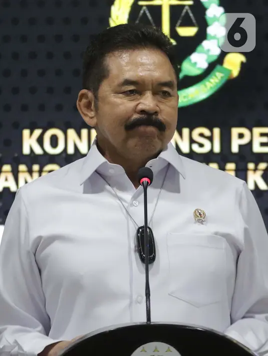 Jaksa Agung, S Burhanuddin saat rilis pemulangan terpidana kasus pembalakan liar dan perusakan alam, Adelin Lis di Gedung Penerangan Kejaksaan Agung, Jakarta, Sabtu (19/6/2021). Adelin Lis ditangkap di Singapura dan dipulangkan ke Indonesia setelah buron 13 tahun. (Liputan6.com/Helmi Fithriansyah)