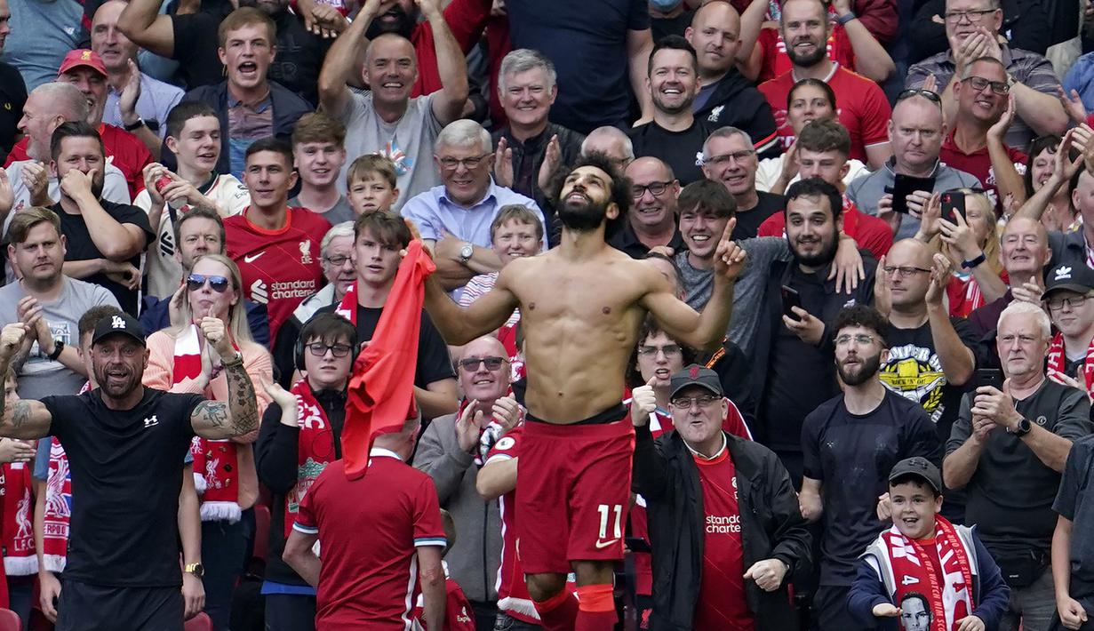 Mohamed Salah. Pemain Liverpool ini telah mengoleksi dua Golden Boot pada edisi 2017/2018 dan 2018/2019. Hingga pekan kelima musim ini, ia telah mencetak 4 gol untuk The Reds dan memimpin top skor sementara bersama Bruno Fernandes dan Michail Antonio. (AP/Jon Super)