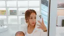 Penampilannya selalu menjadi trendsetter. Ia pun berpenampilan bak ABG dengan tanktop, jaket dan jeans. Tak sendirian, potretnya saat mirror selfie bareng Baby Izz ini bikin gemas. (Liputan6.com/IG/@nikitawillyofficial94)