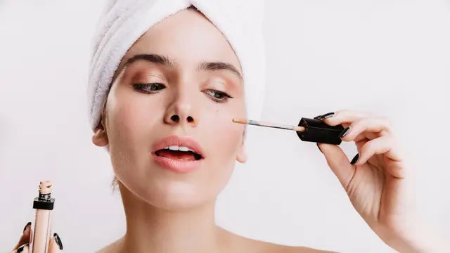 Trik Makeup Anti Pecah untuk Samarkan Garis Senyum, Hasilnya Dijamin Flawless!