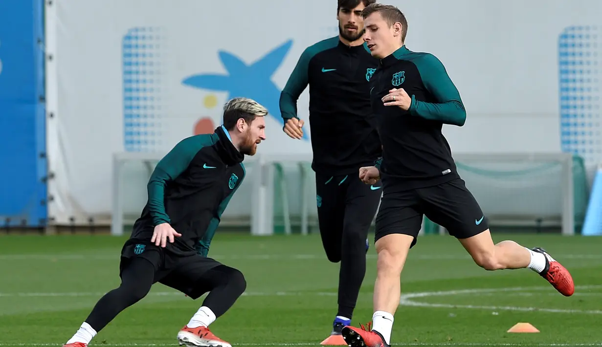 Lionel Messi , Andre Gomes, dan Lucas Digne melakukan latihan sprint di Sports Center FC Barcelona Joan Gamper di Sports Center FC Barcelona Joan Gamper, Barcelona, (5/12/2016). (AFP/Lluis Gene)
