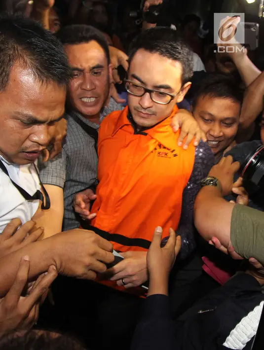 Tersangka Gubernur Jambi Zumi Zola usai menjalani pemeriksan di Gedung KPK, Jakarta, Senin (9/4). Total ada Rp 4,7 miliar yang diamankan KPK dari jumlah yang seharusnya Rp 6 miliar. (Merdeka.com/Dwi Narwoko)