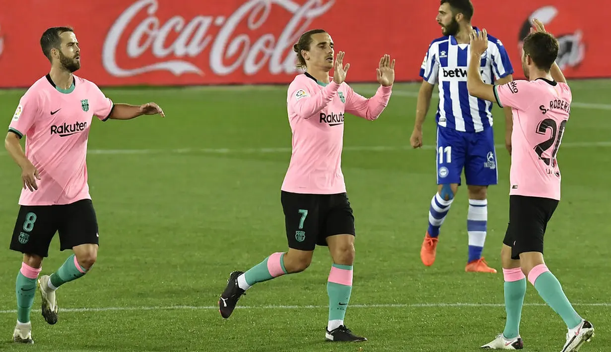 Penyerang Barcelona, Antoine Griezmann, melakukan selebrasi usai mencetak gol ke gawang Alaves pada laga Liga Spanyol di Stadion Mendizorroza, Minggu (1/11/2020). Kedua tim bermain imbang 1-1. (AP Photo/Alvaro Barrientos)