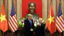 Presiden AS, Donald Trump bersalaman dengan Presiden Vietnam Nguyen Phu Trong di Istana Kepresidenan di Hanoi (27/2). Kunjungan Trump ke Vietnam untuk melakukan pertemuan tingkat tinggi dengan Pemimpin Korut, Kim Jong-un. (AP Photo/Evan Vucci)