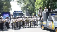 Polisi bubarkan demo Hari Perempuan di Malang. (Dian Kurniawan/Liputan6.com)