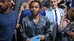 Kendrick Lamar usai menerima penghargaan Pulitzer di Universitas Columbia New York (30/5). Pulitzer sendiri adalah penghargaan untuk pencapaian di surat kabar, majalah dan jurnalisme online, sastra, dan komposisi musik di AS. (AP/Bebeto Matthews)