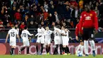 Pemain Valencia merayakan gol Carlos Soler ke gawang Manchester United (MU) pada babak penyisihan Grup H Liga Champions di Stadion Mestalla, Valencia, Spanyol, Rabu (12/12). Valencia menang 2-1 atas MU. (AP Photo/Alberto Saiz)