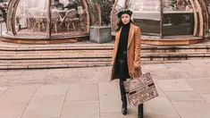 Penampilan Nikita Willy saat mengenakan busana serba hitam ini dipadukan dengan jaket berwarna coklat. Meski begitu, ia pun tetap tampil stylish dan memesona (Liputan6.com/IG/@nikitawillyofficial94)