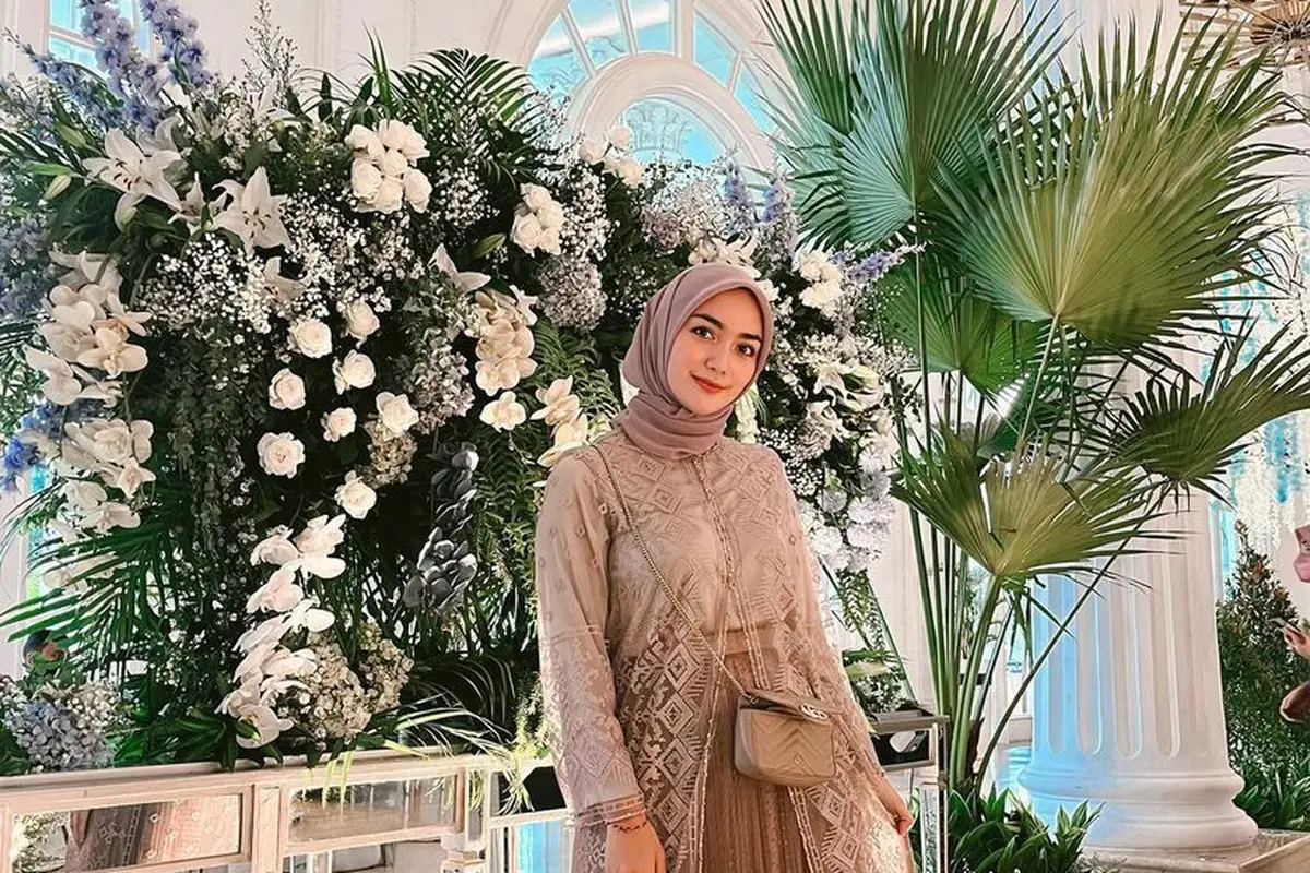 12 Ide Model Baju Kondangan Berhijab ala Seleb, Lesti Kejora hingga Laudya Cynthia Bella