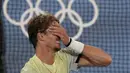 Petenis Jerman Alexander Zverev bereaksi setelah mengalahkan petenis Serbia Novak Djokovic pada babak semifinal tenis putra Olimpiade Tokyo 2020 di Tokyo, Jepang, Jumat (30/7/2021). (AP Photo/Seth Wenig)