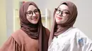 Nissa Sabyan dan Eca Aura disebut-sebut memiliki kemiripan pada wajahnya. Bahkan, beberapa kali netizen kerap melemparkan komentar tersebut melalui media sosial. (Liputan6.com/IG//@nissa_sabyan)