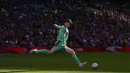 Kiper Crystal Palace, Dean Henderson melakukan tendangan gawang dalam laga final Piala FA 2024/2025 melawan Manchester City di Stadion Wembley, London, Inggris, Sabtu (17/05/2025) waktu setempat. (AFP/Adrian Dennis)