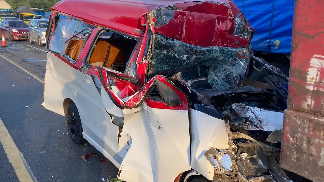 Kondisi mobil angkutan umum (Angkot) yang mengalami kecelakaan beruntun di Tol Tangerang-Merak