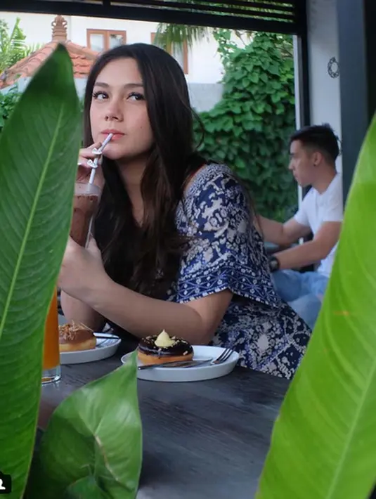 "Aku lebih menunjukkan perhatian aja sih. Karena sampai sekarang nggak ada yang aneh (ngidamnya)," ucap Stefan William. (Instagram/celine_evangelista)