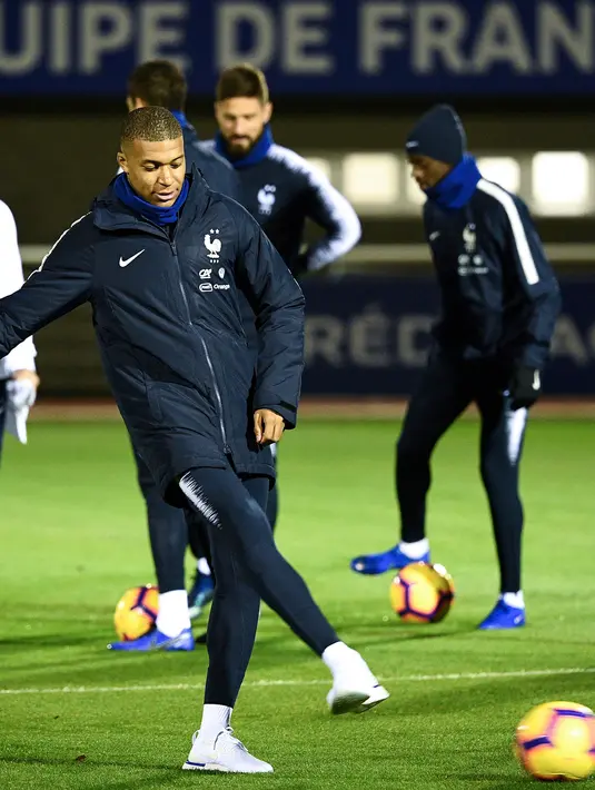 Striker timnas Prancis, Kylian Mbappe menendang bola saat mengikuti latihandi Clairefontaine-en-Yvelines (12/11). Prancis akan bertanding melawan Belanda di UEFA Nations League. (AFP Photo/Franck Fife)