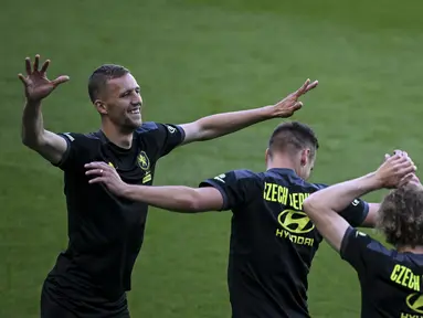 Gelandang timnas Republik Ceko Tomas Soucek (kiri) dan rekan timnya menghadiri sesi latihan menjelang kontra Portugal di stadion Alvalade di Lisbon, Rabu (8/6/2022). Duel antara Portugal vs Republik Ceko pada matchday 3 Grup 2 UEFA Nations League A 2022/23, akan digelar di Estadio Jose Alvalade, Jumat 10 Juni 2022 dini hari WIB. (PATRICIA DE MELO MOREIRA / AFP)