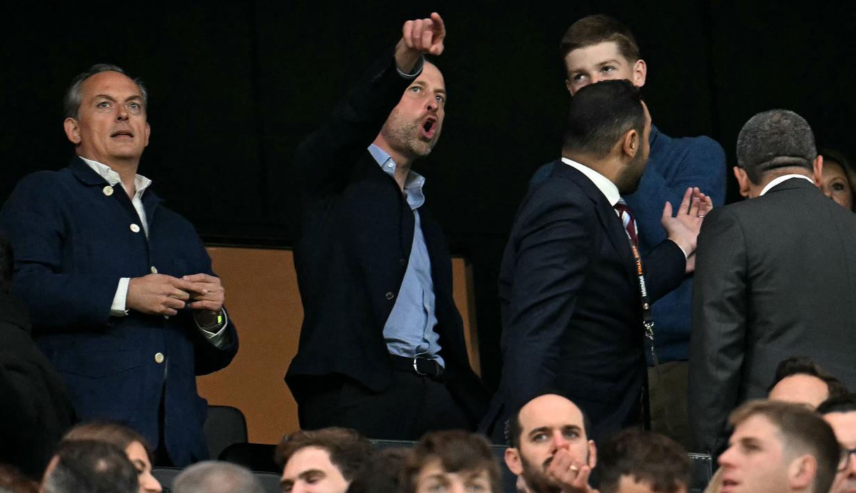 Ini menjadi momen spesial bagi Pangeran William sebagai fans Aston Villa karena untuk pertama kalinya dalam sejarah mereka berhasil merengkuh gelar juara Liga Europa untuk pertama kalinya. (AFP/Ozan Kose)