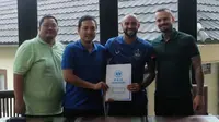 Striker baru PSIS Semarang asal Brasil, Claudir Marini (kedua dari kanan) usai penandatanganan kontrak. (Official PSIS)