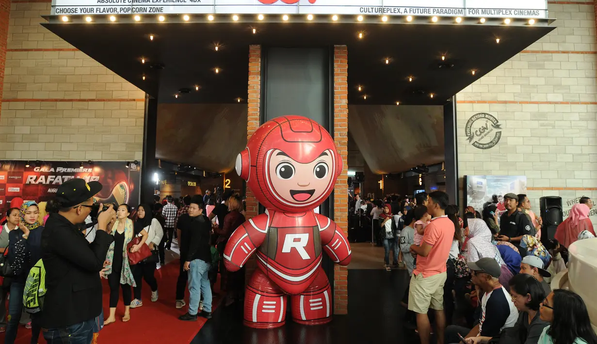 Suasana gala premiere film Rafathar, para penggemar Rafathar memadati bioskop. Ratusan penonton didominasi keluarga dan anak-anak. Film ini akan diputar pada 10 Agustus mendatang. (Daniel Kampua/Bintang.com)