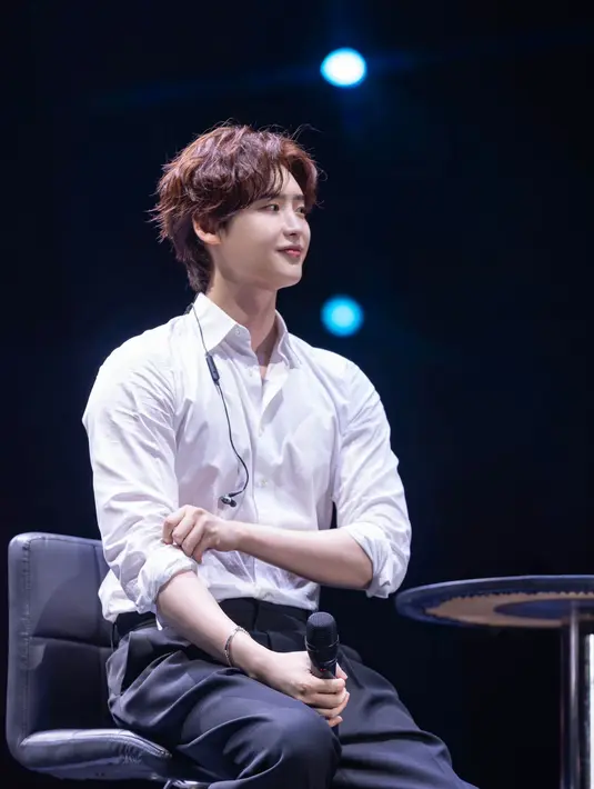 <p>Lee Jong Suk dikenal sebagai Master of Heart Sign, atau ahli dalam memberikan tanda hati saat menyampaikan rasa terimakasih dan kerinduannya pada para fans. (Foto: Applewood)</p>