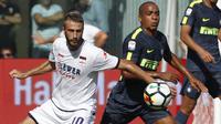 Gelandang Inter Milan, Joao Mario, berebut bola dengan gelandang Crotone, Andrea Barberis, pada laga Serie A Italia di Stadion Ezio Scida, Calabria, Sabtu (16/9/2017). Crotone kalah 0-2 dari Inter. (AFP/Carlo Hermann)