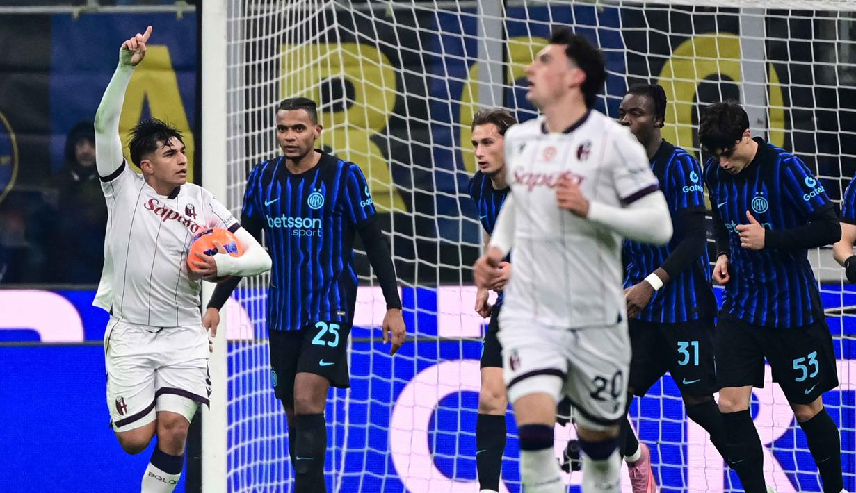 Jelang pertandingan berakhir, pada menit ke-83, Bologna akhirnya menipiskan ketertinggalan melalui aksi Santiago Castro. Tampak dalam foto, penyerang Bologna asal Argentina, Santiago Castro (kiri) melakukan selebrasi usai mencetak gol pertama untuk I Nerazzurri dalam pertandingan pekan ke-17 Serie A Italia melawan Inter Milan di Stadion San Siro, Milan, Minggu (4/1/2026) waktu setempat atau Senin (5/1/2026) dini hari WIB. (Piero CRUCIATTI/AFP)